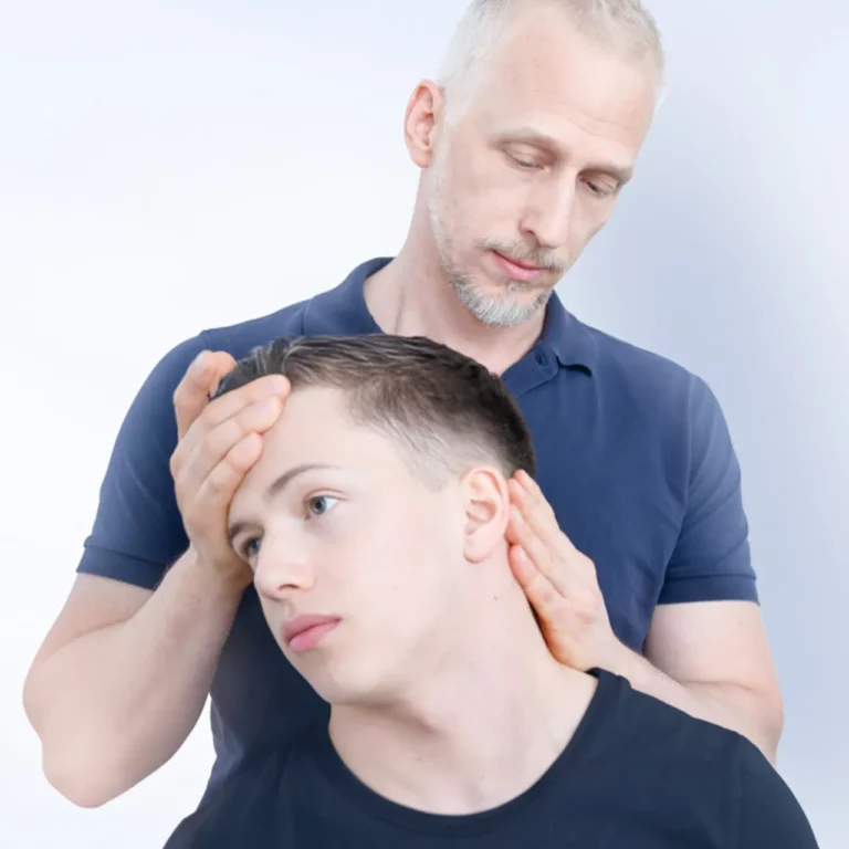 Chiropraktiker in Braunschweig bei der Behandlung eines jungen Patienten - Professionelle Chiropraktik in Braunschweig.